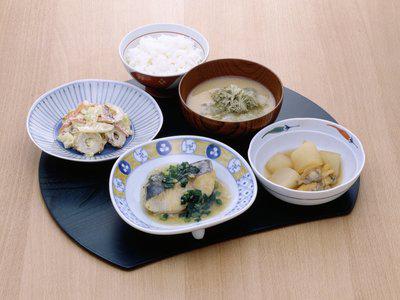【調理補助】盛り付け、食器洗浄、野菜カットなど