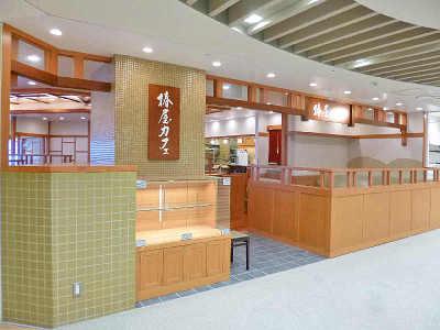落ち着いた雰囲気のカフェで、お客さまにおもてなしを