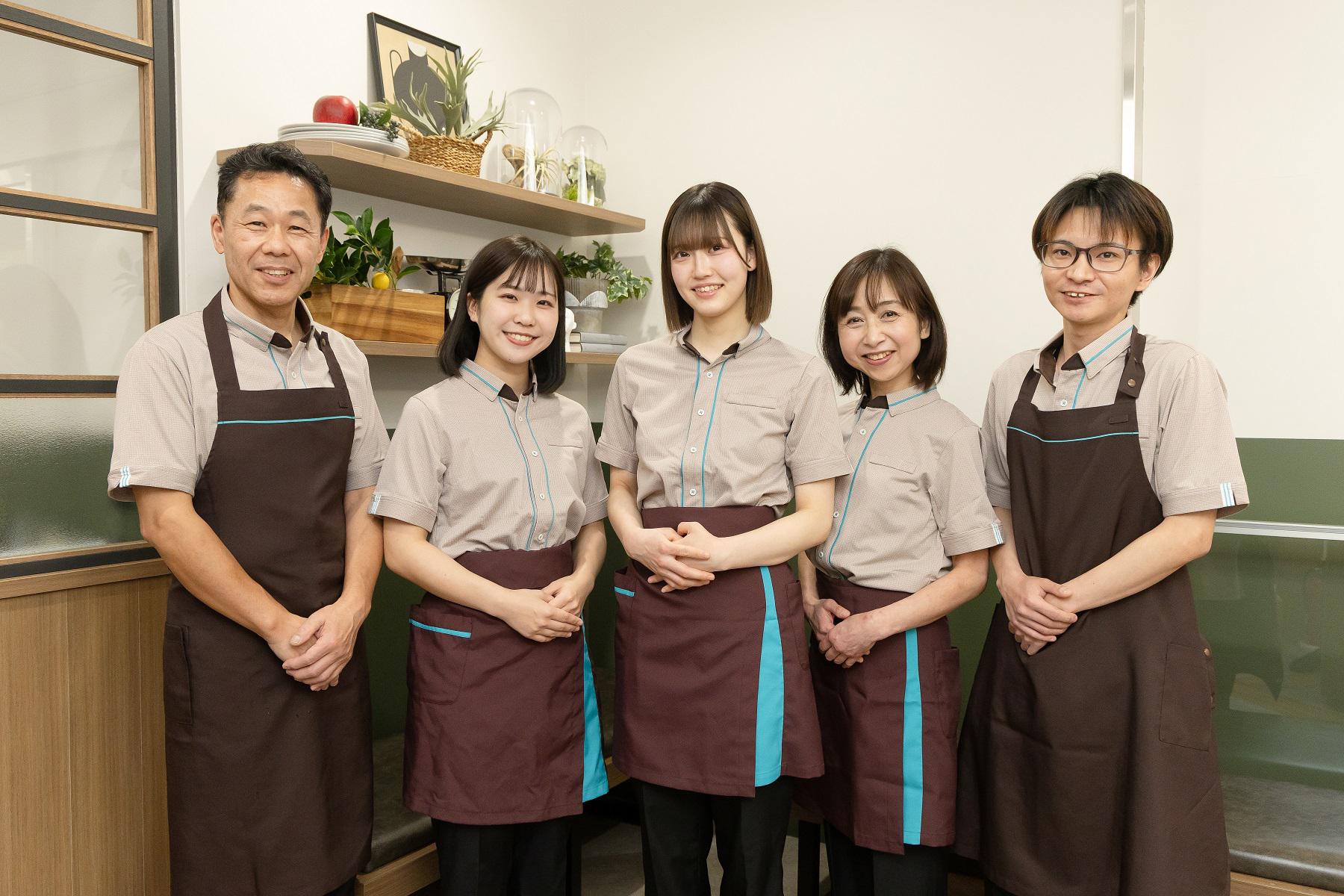 「デニーズ」でのホール・キッチンスタッフ募集★未経験OK★髪色自...