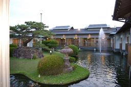 水上庭園と京懐石・焼肉・鍋料理一心