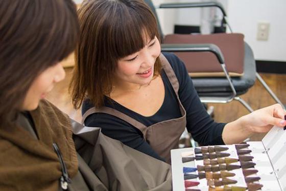 ヘアカラーズ 知花店のアルバイト写真