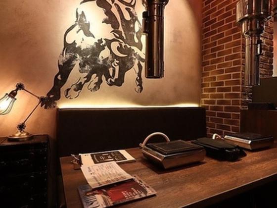 ＧＹＲＯ ＨＯＬＤＩＮＧＳ株式会社／和牛ホルモン一頭買い　肉刺し　うしはち　五反田店01のアルバイト写真