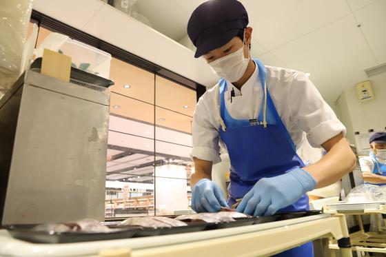 クイーンズ伊勢丹 新小岩店/【パート】鮮魚・水産加工スタッフ/早番+中番のアルバイト写真