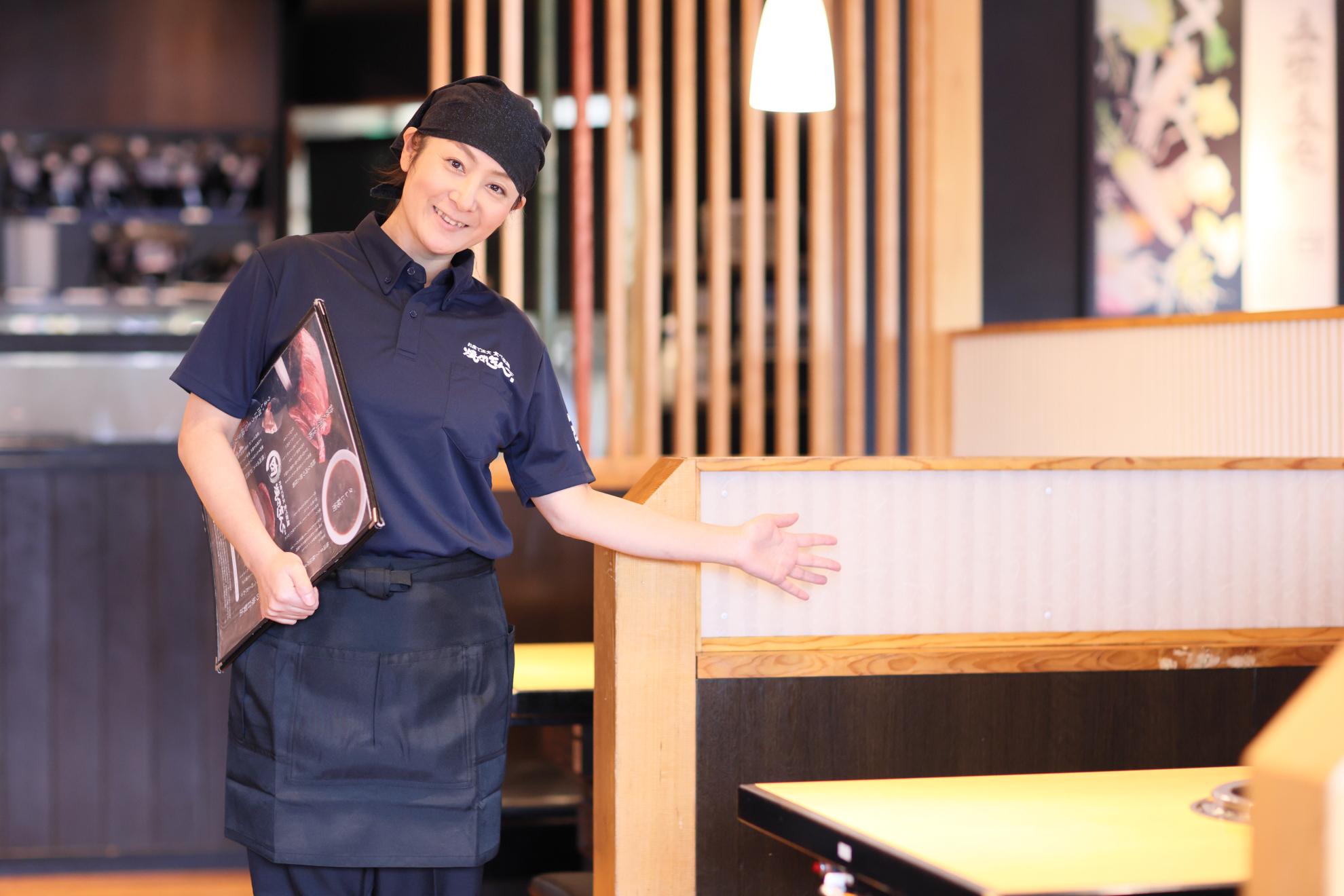 《ホールスタッフ募集》美味しい特典付き◎焼肉バイトで未経験からデ...