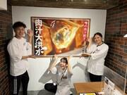餃子と唐揚げの酒場　しんちゃんアメ村店/ホール・キッチンのアルバイト写真1